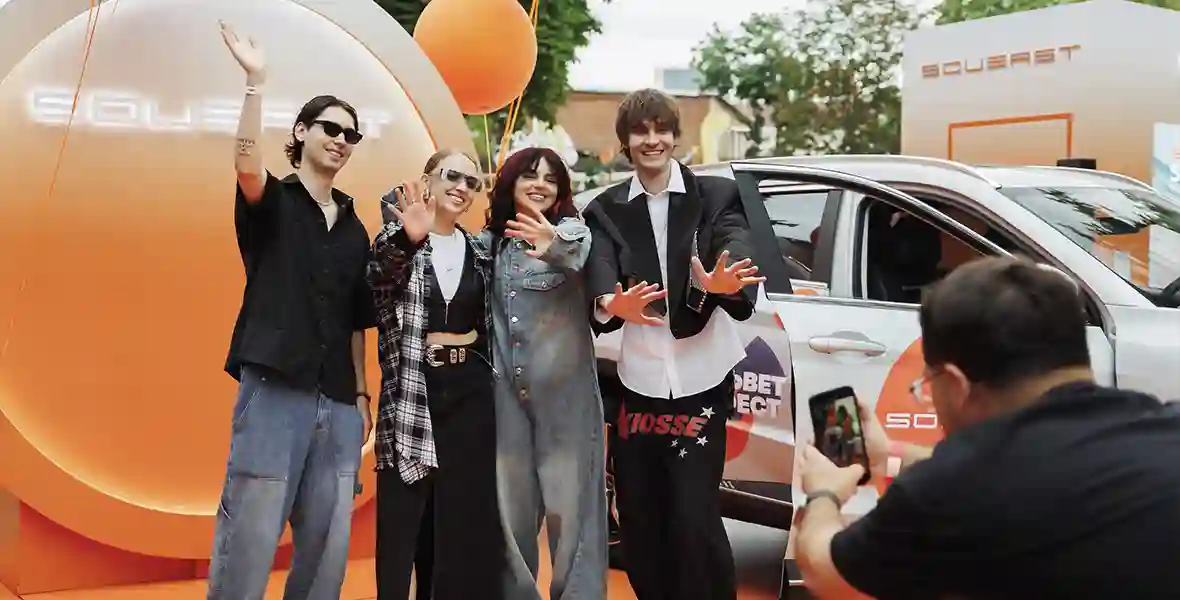 Новость SOUEAST (SOUEAST выступил официальным автомобильным партнером «Вельвет Феста 2025»: компания презентовала яркую бренд-зону и предоставила артистам фестиваля кроссоверы SOUEAST на тест-драйв)